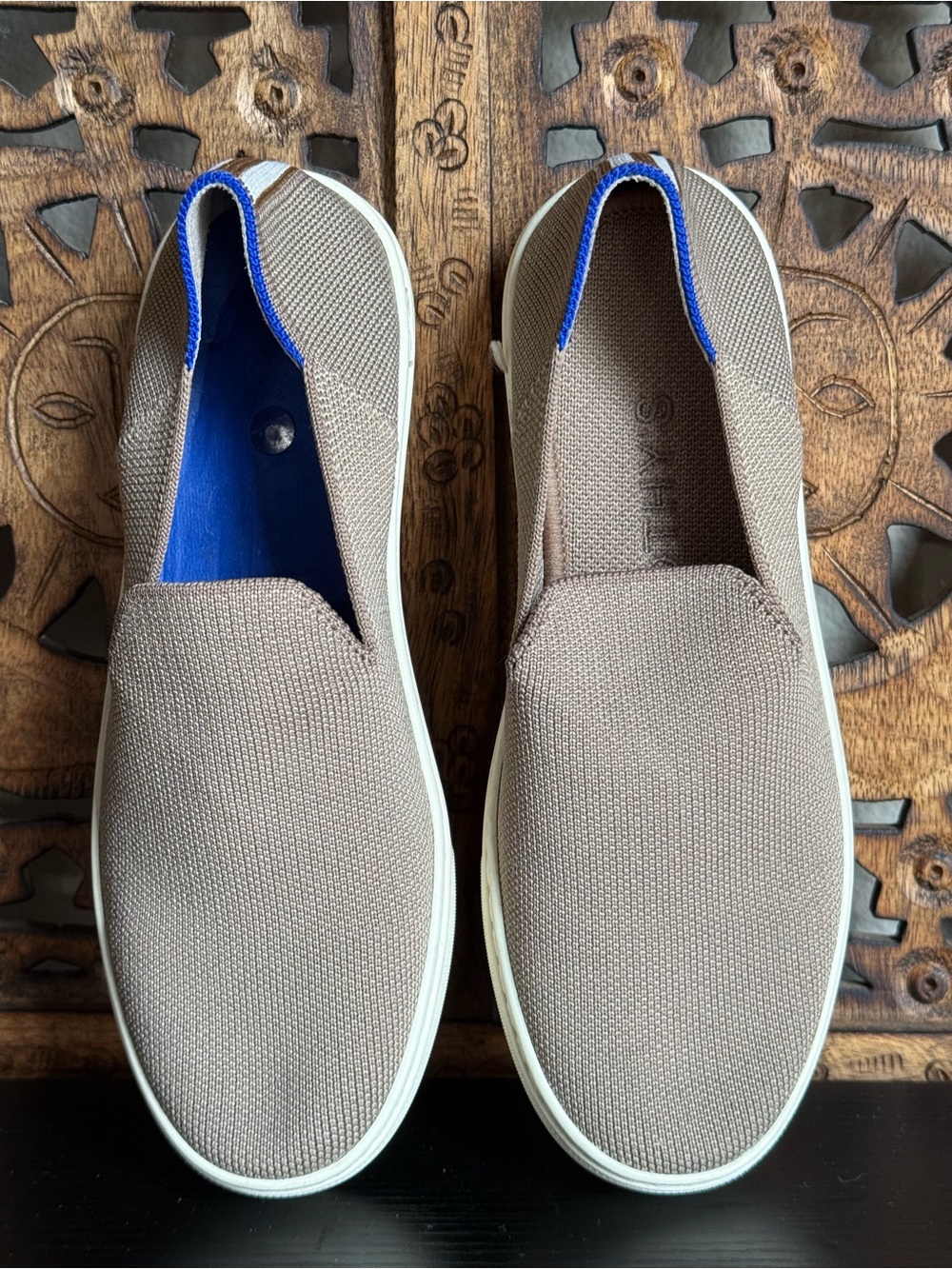 Rothy’s Women’s 6.5 Taupe Knit Slip On Sneakers Blue Accent *Missing Insole*
